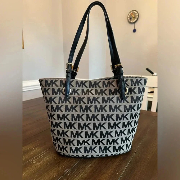 Michael Kors tote + pouch/wristlet - Picture 1 of 16